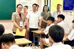 Thứ trưởng Bộ Giáo dục và Đào tạo kiểm tra các điều kiện tổ chức Kỳ thi tốt nghiệp THPT tại phường Lào Cai, Cam Đường