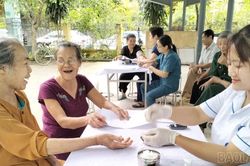 Gần 300 người cao tuổi phường Văn Phú được khám sàng lọc bệnh mạn tính miễn phí