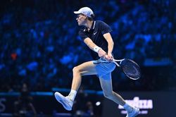 Jannik Sinner gục ngã tại Roland Garros: Cú sốc từ cơn ác mộng thể lực