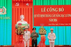 Công an Lâm Đồng thăng cấp bậc hàm, nâng bậc lương cho cán bộ, chiến sĩ