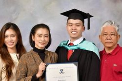 NSƯT Tuyết Thu cùng ông xã cựu công an chúc mừng con trai tốt nghiệp đại học tại Úc