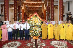 Đồng chí Phó Bí thư Tỉnh ủy, Chủ tịch HĐND tỉnh Lê Quốc Chỉnh dự, chúc mừng Đại lễ Phật đản tại Trung tâm Phật giáo Trúc Lâm Thiên Trường
