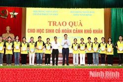 HĐND thành phố Cần Thơ và HĐND tỉnh Ninh Bình trao quà cho học sinh có hoàn cảnh khó khăn tại xã Ý Yên