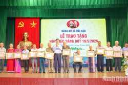 Đảng ủy xã Hải Hậu tổ chức Lễ trao tặng Huy hiệu Đảng đợt 19/5