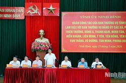 Đoàn công tác của Ban Thường vụ Tỉnh ủy làm việc với Ban Thường vụ Đảng ủy 14 xã, phường thuộc nhóm 8