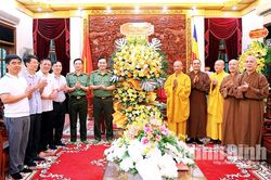 Công an tỉnh chúc mừng Giáo hội Phật giáo Việt Nam tỉnh Ninh Bình nhân dịp Đại lễ Phật đản 2026