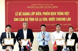 Bế giảng lớp bi&ecirc;n, phi&ecirc;n dịch tiếng Việt cho c&aacute;n bộ tỉnh Sả-lạ-văn (L&agrave;o)