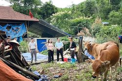 Tạo c&uacute; h&iacute;ch cho đồng b&agrave;o d&acirc;n tộc thiểu số ngh&egrave;o