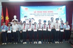 Trao 47 suất học bổng 'Nâng bước đến trường' cho học sinh Phú Vang