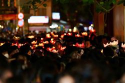 Hàng ngàn người dự lễ hoa đăng kính mừng Phật đản tại chùa Pháp Hoa