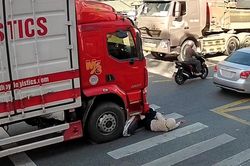 Tạt đầu xe tải để rẽ, người phụ nữ thoát chết trong gang tấc