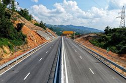 Sắp thông xe 27km cao tốc Hữu Nghị - Chi Lăng, rút ngắn thời gian kết nối tỉnh Lạng Sơn