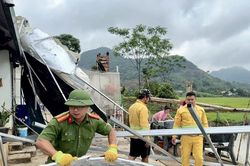 Sơn La: Công an xã Chiềng Mai giúp đỡ Nhân dân khắc phục hậu quả giông lốc xảy ra tại địa bàn