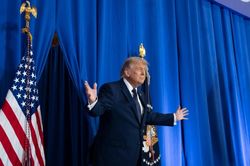 Ông Trump tuyên bố dỡ bỏ phong tỏa Eo biển Hormuz