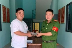 C&ocirc;ng an x&atilde; gi&uacute;p người chuyển nhầm nhận lại 206 triệu đồng