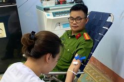 Cán bộ Công an tình nguyện hiến máu cứu giúp bệnh nhi đang cấp cứu