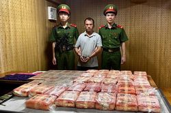 Khống chế đối tượng buôn ma túy dùng dao, súng chống trả Công an