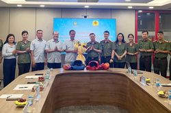 Bàn giao dụng cụ tập luyện cho Câu lạc bộ Võ thuật ứng dụng CAND