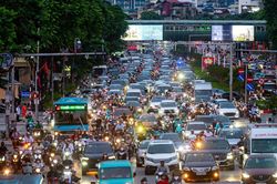 Hà Nội đề xuất thu phí phương tiện cá nhân vào nội đô từ 2028