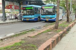 Bao giờ chỉnh trang trạm trung chuyển xe buýt Long Biên?