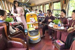 Đường sắt ra mắt toa xe chỉ huy số, robot AI phục vụ tại chỗ