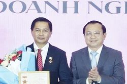 B&iacute; thư Tỉnh ủy Vĩnh Long nhận kỷ niệm chương v&igrave; sự nghiệp ph&aacute;t triển doanh nghiệp