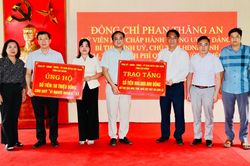 Bí thư Tỉnh ủy Phan Thăng An trao kinh phí hỗ trợ xóa nhà tạm, nhà dột nát 4 xã: Quảng Lâm, Yên Thổ, Sơn Lộ, Phan Thanh