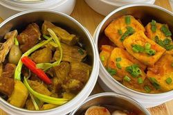 Mang cơm đi làm mỗi ngày nhưng nhiều người không biết mình đang mắc 3 sai lầm hại sức khỏe