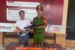 Nhiều người dân xã Phước Hòa mang vũ khí, công cụ hỗ trợ giao nộp cho công an