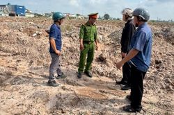 Bắt quả tang hai doanh nghiệp đổ khoảng 12.000m³ chất thải xây dựng vào khu đất dự án