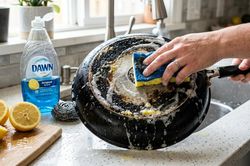Mẹo làm sạch đáy nồi cháy đen mà không cần chà mạnh
