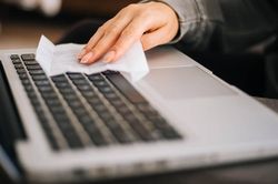 Cách vệ sinh bàn phím laptop vừa sạch vừa an toàn
