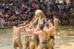 16 trai làng đóng khố, vật lộn dưới bùn tranh quả cầu gỗ 20kg ở Bắc Ninh