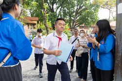 Sĩ tử Hà Nội làm thủ tục thi lớp 10, sẵn sàng bước vào kỳ thi căng thẳng