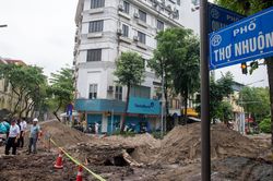 Loạt nút giao phố trung tâm Hà Nội rào chắn phục vụ dự án chống ngập