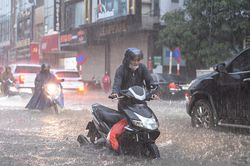 Chiều nay, nhiều khu vực nội thành Hà Nội hứng mưa lớn, nguy cơ ngập úng