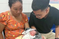 Bé trai còn nguyên dây rốn bị bỏ rơi trước chùa ở Huế