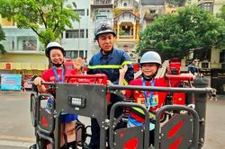 Hồ Gươm cuối tuần: Trải nghiệm 'Tổ quốc bình yên'