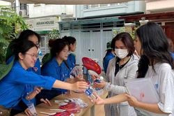 Hơn 300 'áo xanh tình nguyện' đồng hành sĩ tử Đống Đa vượt vũ môn