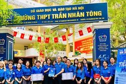 H&agrave;ng ngh&igrave;n '&aacute;o xanh' đồng h&agrave;nh c&ugrave;ng sĩ tử vượt vũ m&ocirc;n