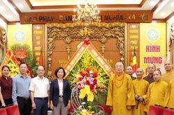 Chủ tịch Ủy ban MTTQ Việt Nam TP Hà Nội thăm, chúc mừng các cơ sở Phật giáo nhân dịp Đại lễ Phật đản