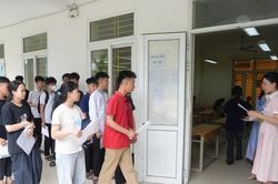 Hình ảnh thí sinh làm thủ tục dự thi vào lớp 10 tại Hà Nội