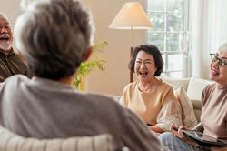 Sau tuổi nghỉ hưu, người khôn ngoan tuyệt đối tránh xa 4 kiểu người để giữ cuộc sống bình yên