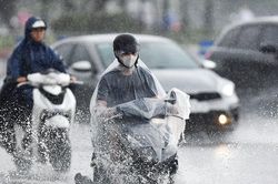 Miền Bắc kết thúc đợt nắng nóng kỷ lục, chuyển mưa dông rải rác