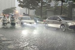 Chiều nay Hà Nội tái diễn mưa dông, các tuyến phố có nguy cơ ngập?