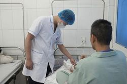 Người đàn ông mất nửa bàn chân do cưa bình khí bất ngờ phát nổ