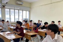 Kết thúc môn thi lớp 10 đầu tiên: Một thí sinh bị đình chỉ vì mang điện thoại vào phòng thi