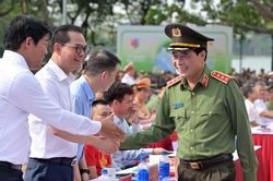 Những hình ảnh ấn tượng về nụ cười, ánh mắt người dân cùng Công an Thủ đô vì 'Tổ quốc bình yên' bên hồ Gươm