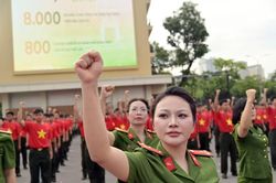 Những hình ảnh ấn tượng về nụ cười, ánh mắt người dân cùng Công an Thủ đô vì 'Tổ quốc bình yên' bên hồ Gươm