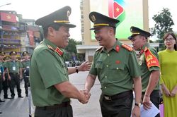 Những hình ảnh ấn tượng về nụ cười, ánh mắt người dân cùng Công an Thủ đô vì 'Tổ quốc bình yên' bên hồ Gươm
